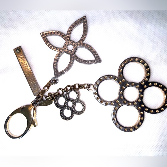 LV Flower Bag Charm - Picture 3 of 3